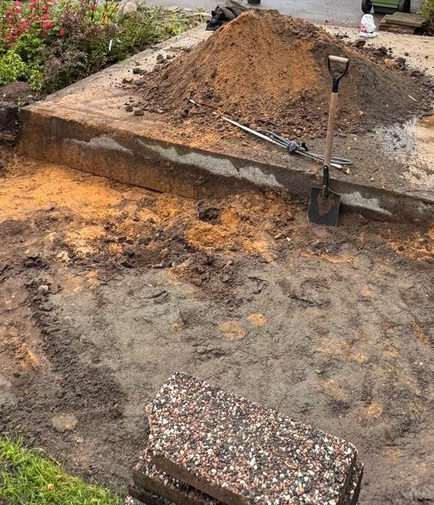 Grund som förbereds i en trädgård, med en jordhög