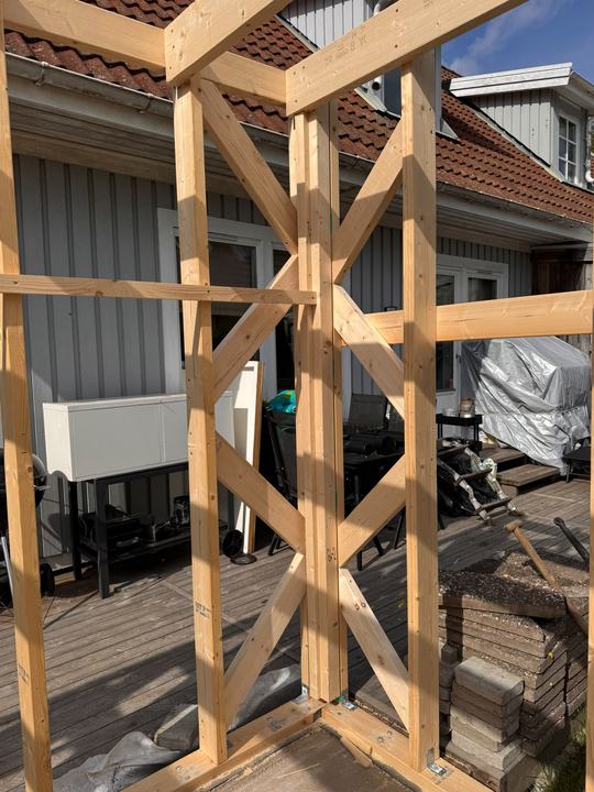 Reglad stomme av trä mot husets baksida